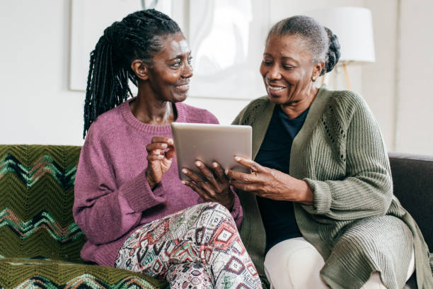 istock Online medical assistance 1054911346