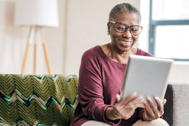 consultazione dei medici online - grandmother senior adult smiling women foto e immagini stock