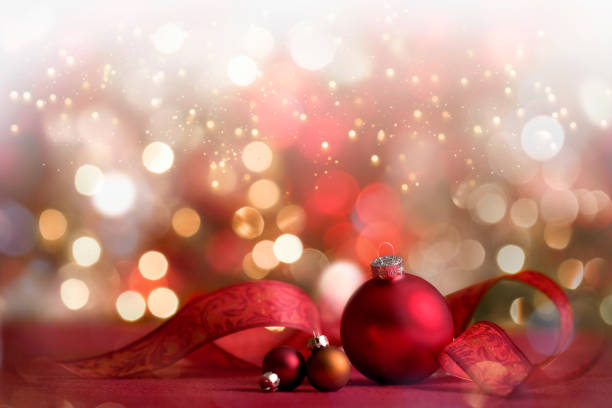 baubles festive de noël vacances avec ruban et lumières défocalisés - christmas red decoration christmas ornament photos et images de collection