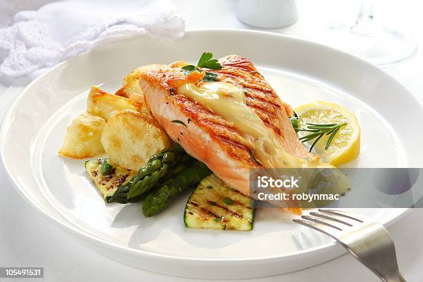 Salmone Cena - Fotografie stock e altre immagini di Alimentazione sana - Alimentazione sana, Alla griglia, Asparago