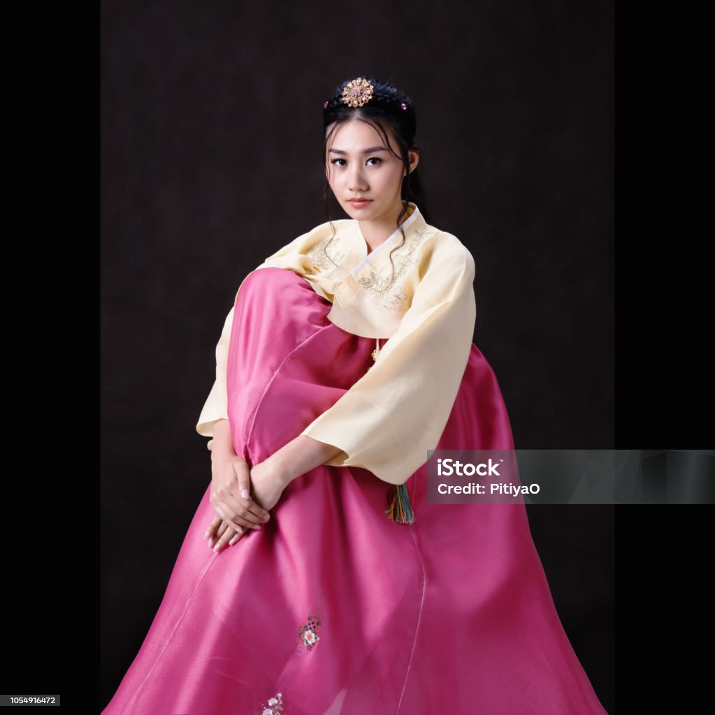 한 복 드레스에 아름 다운 한국 여자 귀여운에 대한 스톡 사진 및 기타 이미지 - 귀여운, 노랑, 드레스 - iStock