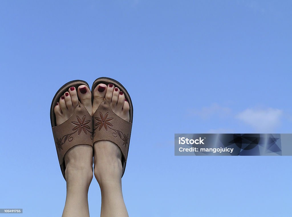 Женщины ноги на лето небо фон - Стоковые фото Взрослый роялти-фри