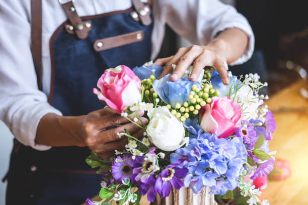 organizowanie sztucznych kwiatów kamizelka dekoracji w domu, młoda kobieta kwiaciarnia pracy podejmowania organizowanie diy sztuczny kwiat, rzemiosło i ręcznie wykonane koncepcji - flower arrangement zdjęcia i obrazy z banku zdjęć