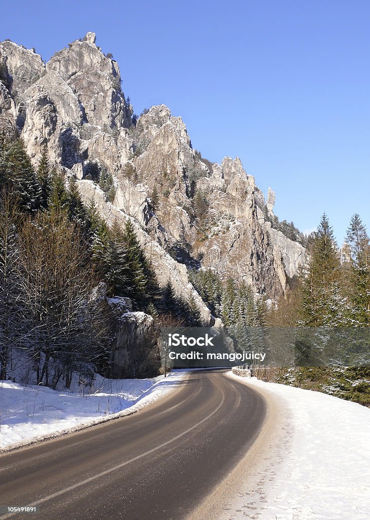 Vacía carretera en las montañas de invierno - Foto de stock de Eslovaquia libre de derechos