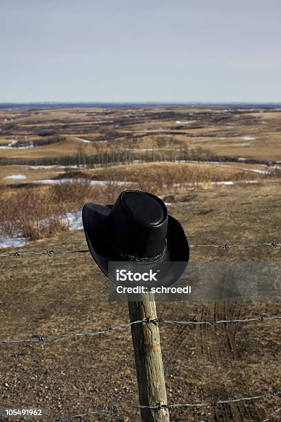 Sombrero De Vaquero En La Pradera Foto de stock y más banco de imágenes de Aire libre - Aire libre, Alberta, Colina