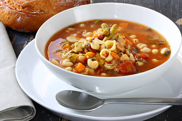 minestrone - sopa de verduras fotografías e imágenes de stock