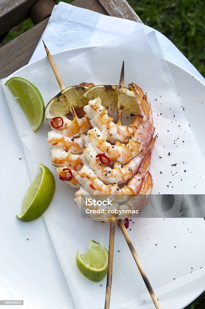 Des brochettes de crevettes au barbecue - Photo de Aliment en portion libre de droits