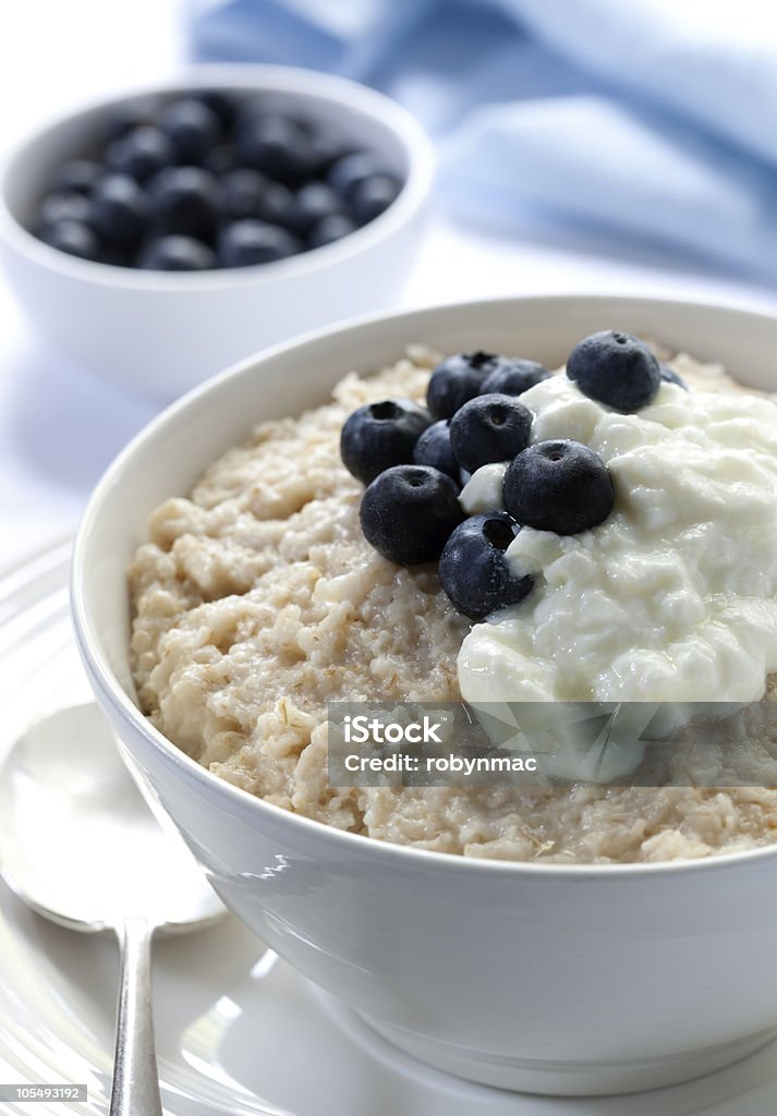 Farina d'avena con mirtilli e lo yogurt - Foto stock royalty-free di Alimentazione sana