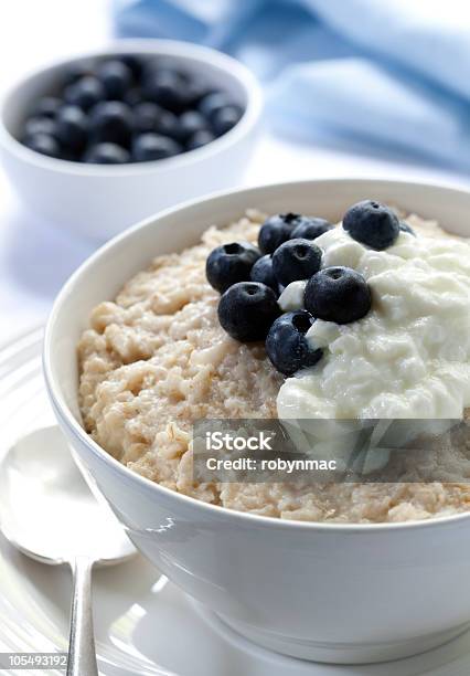 Farina Davena Con Mirtilli E Lo Yogurt - Fotografie stock e altre immagini di Alimentazione sana - Alimentazione sana, Avena - Cereali da colazione, Cereali da colazione