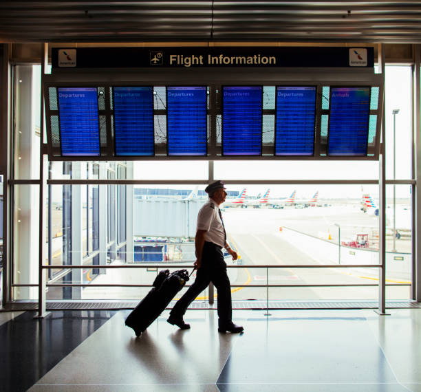 pilot zu fuß durch o' hare airport terminal - airport usa business ohare airport stock-fotos und bilder