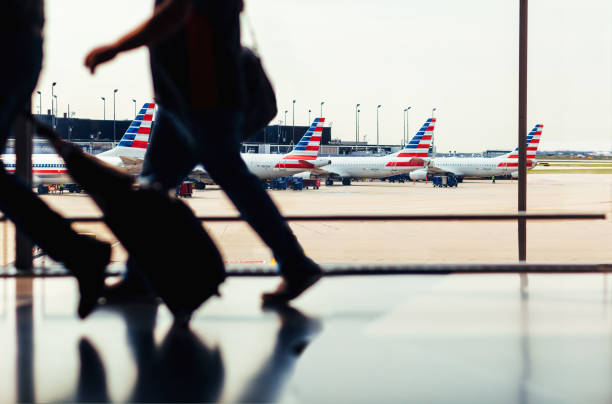 오헤어 공항 통해 아메리칸 항공 함 �대와 함께 산책 하는 승객 - airport usa business ohare airport 뉴스 사진 이미지