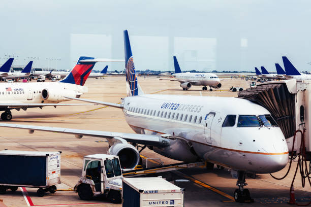 united airlines flugzeug verladen auf asphalt am flughafen - airport usa business ohare airport stock-fotos und bilder