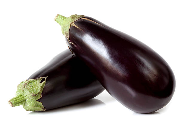 zwei große eggplants isoliert auf weißem hintergrund - eggplant stock-fotos und bilder