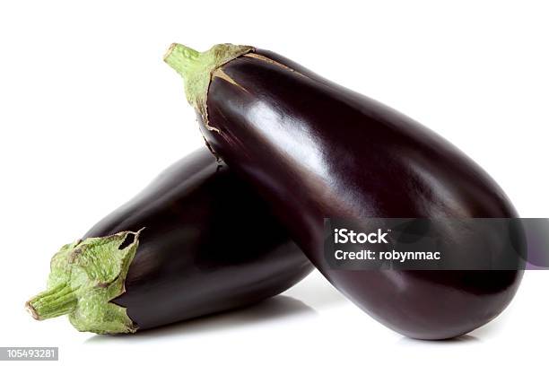 Два Больших Eggplants Изолированные На Белом Фоне — стоковые фотографии и другие картинки Баклажан - Баклажан, Белый фон, Изолированный предмет