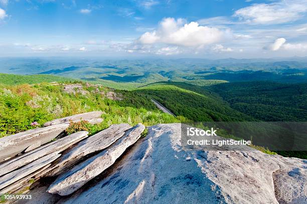 Photo libre de droit de Blue Ridge Mountains Avec De Lherbe Et De Nuages banque d'images et plus d'images libres de droit de Virginie - État des États-Unis - Virginie - État des États-Unis, Blue Ridge Parkway - Appalaches, Caroline du Nord - État américain