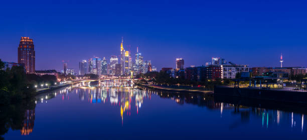 フランクフルト市街のスカイラインやミステリー、ドイツで照らされたマイン川反射のパノラマ ビュー - frankfurt germany night skyline ストックフォトと画像