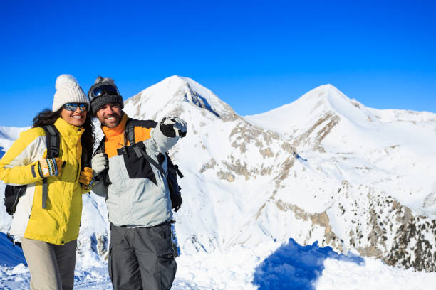 가기 산에 서 있는 두 명의 배낭 - romance skiing ski resort couple 뉴스 사진 이미지