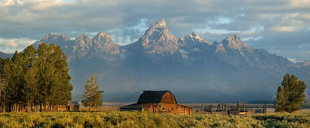 the grange - southern rocky mountains photos et images de collection