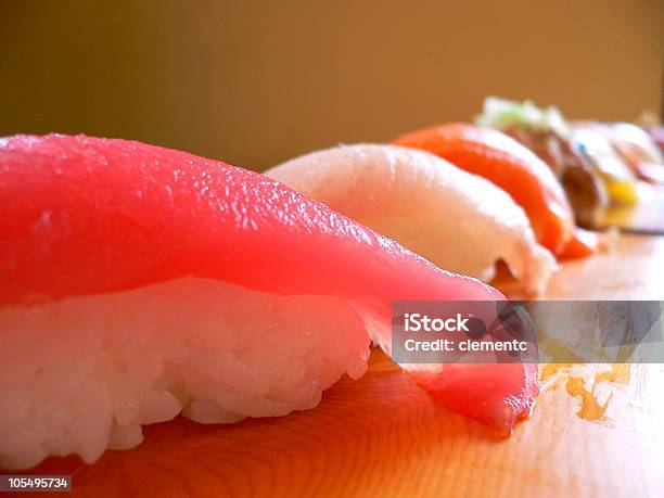 Sushi En Una Fila Foto de stock y más banco de imágenes de Alimento - Alimento, Anguillidae, Arroz - Comida básica