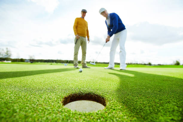 gioco di golf sull'erba - golf putting determination focus foto e immagini stock