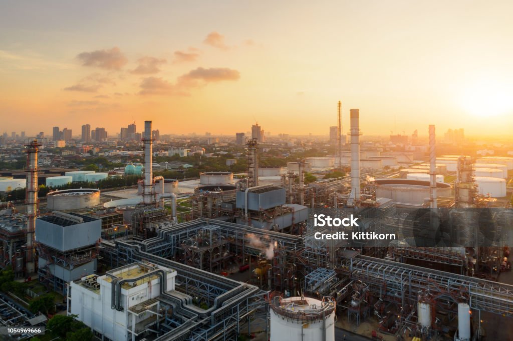 Vista aérea del crepúsculo de la refinería de petróleo, tiro del zumbido de la planta de la refinería de petróleo, refinería, planta petroquímica al atardecer, Bangkok, Tailandia - Foto de stock de Industria libre de derechos