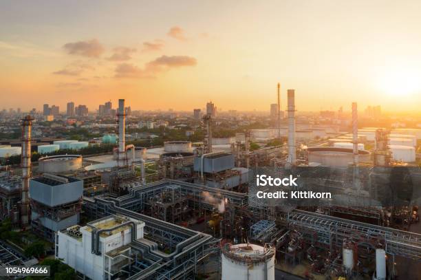 Vista Aérea Del Crepúsculo De La Refinería De Petróleo Tiro Del Zumbido De La Planta De La Refinería De Petróleo Refinería Planta Petroquímica Al Atardecer Bangkok Tailandia Foto de stock y más banco de imágenes de Industria