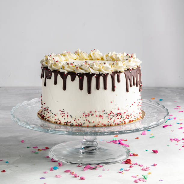 생일 물방울 레이어 케이크 초콜릿 ganache와 파티 장식으로 흰색 배경에 뿌리. 수평. 공간에 복사 합니다. 축 하 개념입니다. 유행 드립 케이크입니다. - white icing 뉴스 사진 이미지