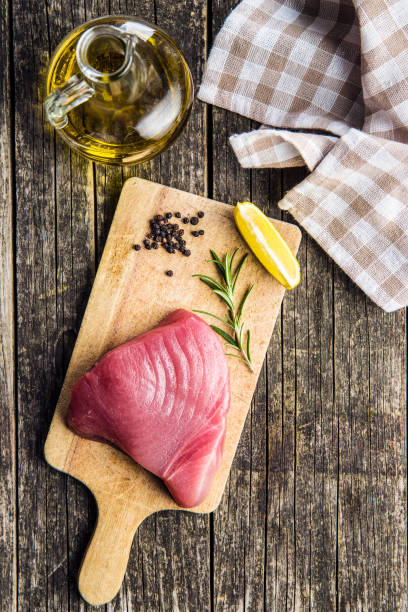 fresh raw tuna steak - tuna steak tuna prepared ahi meat imagens e fotografias de stock