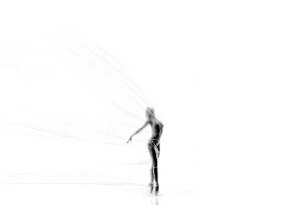 schöne ballerina tanzen ballett hinter dünne nylon - nylon legs stock-fotos und bilder