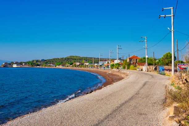 sentiero costiero e spiaggia del villaggio di pescatori sul mare - ayvacık foto e immagini stock