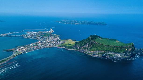istock VD727 Small mountain peaks in Jeju Island 1054979948