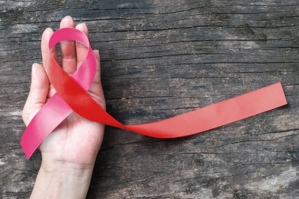 nastro rosa - nastro rosso (isolato con percorso di ritaglio) su fiocco di colore simbolico per hiv aids e seno, consapevolezza della malattia del cancro cervicale - aids awareness ribbon ribbon bow cut out foto e immagini stock