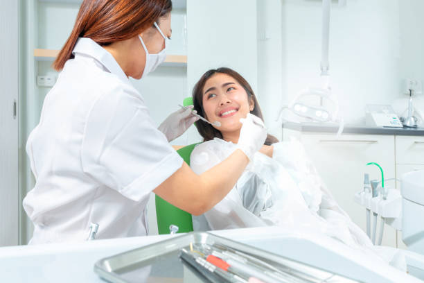 asiatische zahnarzt untersucht die zähne des patienten eine asiatische frauen in der zahnarzt-klinik - teenager dentist patient cheerful stock-fotos und bilder