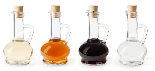 bianco, sidro di mele e aceto balsamico in bottiglie di vetro isolate su sfondo bianco - food balsamic vinegar vinegar bottle foto e immagini stock