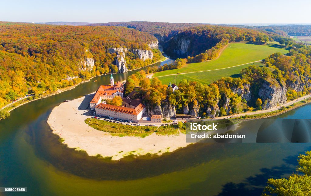 Luchtfoto op liggend in de buurt van Weltenburg Abbey - Kloster Weltenburg op de Donau in Beieren... - Royalty-free Weltenburg Abbey Stockfoto