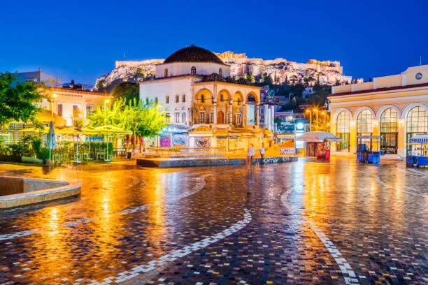 athen, griechenland - monastiraki platz und akropolis - athen stock-fotos und bilder