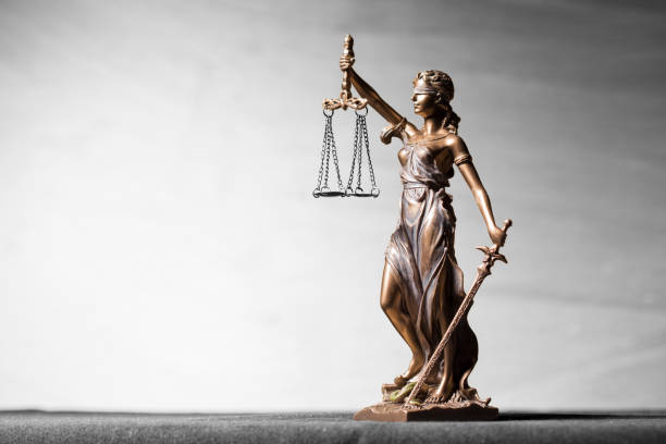 статуя фемиды, символ закона и справедливости - courtroom courthouse legal system justice стоковые фото и изображения