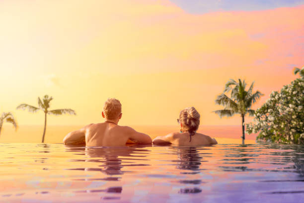 pareja de vacaciones en resort tropical - honeymoon beach swimming pool couple fotografías e imágenes de stock