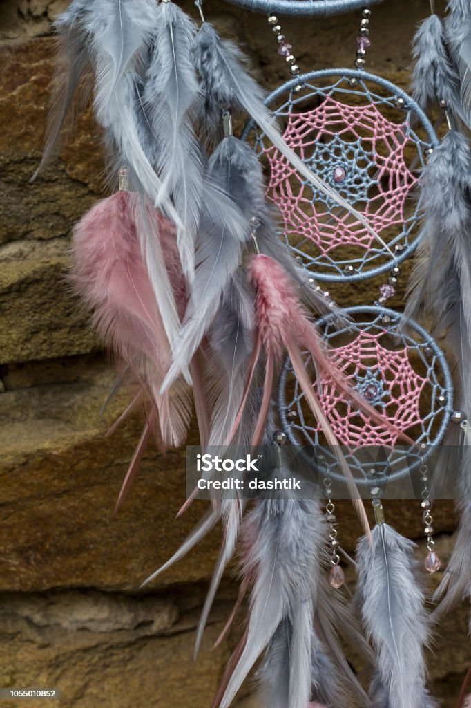 Atrapasueños hechos a mano con cuerda de hilos y abalorios de plumas colgantes - Foto de stock de Abalorio libre de derechos