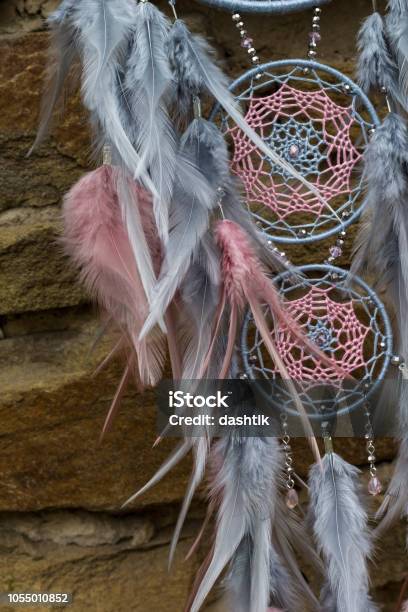 Atrapasueños Hechos A Mano Con Cuerda De Hilos Y Abalorios De Plumas Colgantes Foto de stock y más banco de imágenes de Abalorio