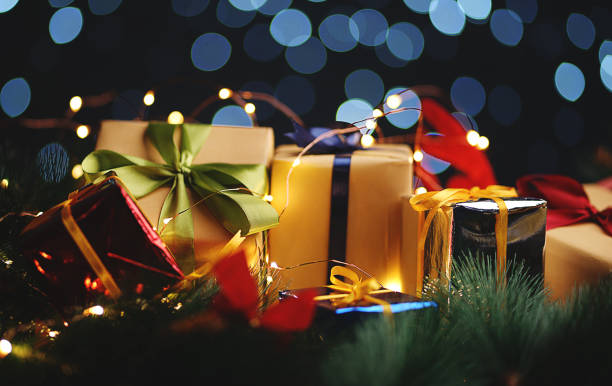 prezenty świąteczne na fir oddział. piękne światła bokeh - reindeer christmas decoration gold photography zdjęcia i obrazy z banku zdjęć