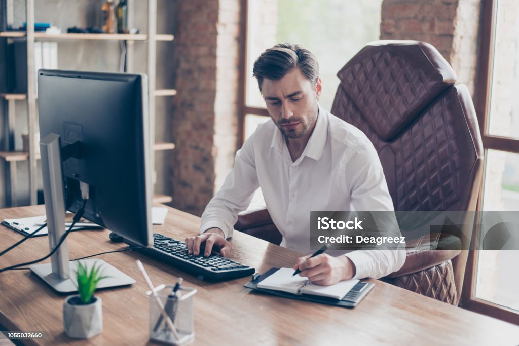 Concepto De Cuello De Autor Escritor Hombre Brunet Ocio Guapos Bien Vestidos En Trajes De Etiqueta En Confort Silla Escribe En El Papel De Nota En Luz Interior Interior Foto de stock Concepto De Cuello De Autor Escritor Hombre Brunet Ocio Guapos Bien Vestidos En Trajes De Etiqueta En Confort Silla Escribe En El Papel De Nota En Luz Interior Interior Foto de stock