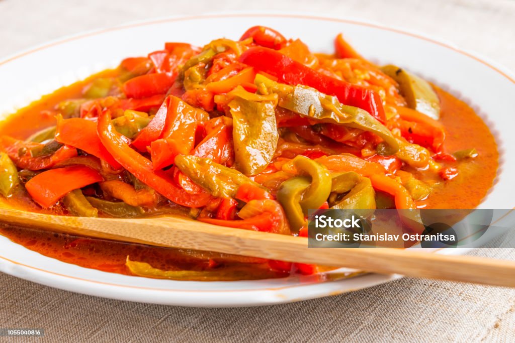 Comida italiana - peperonata de pimentas, cebola e tomate, em close-up um prato grande - Foto de stock de Piperade royalty-free