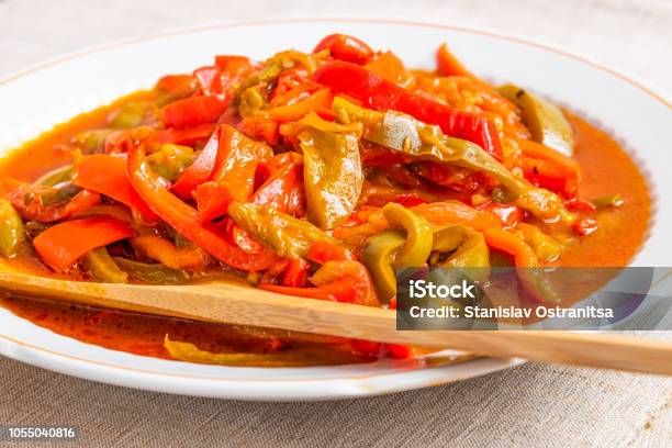 Foto de Comida Italiana Peperonata De Pimentas Cebola E Tomate Em Closeup Um Prato Grande e mais fotos de stock de Piperade