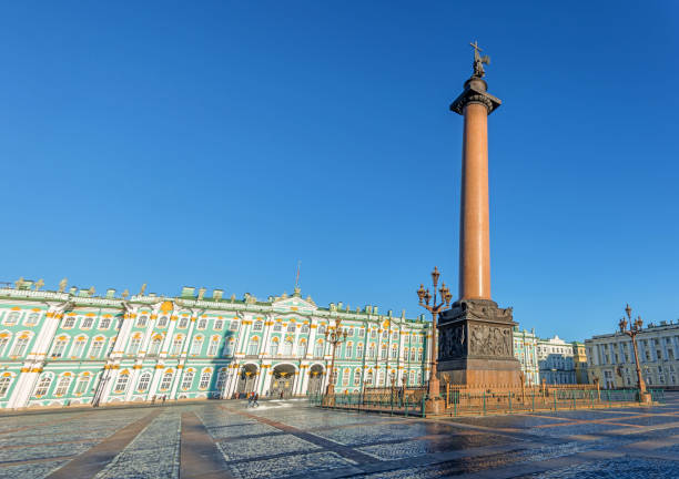 columna de alexander la plaza del palacio, símbolo de san petersburgo. - winter palace fotografías e imágenes de stock