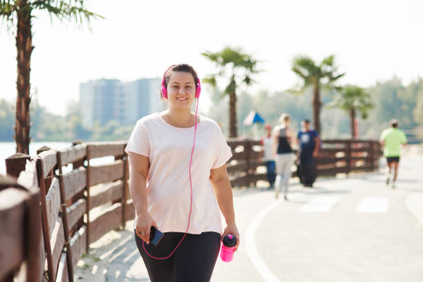 ritratto di giovane atleta in città - gara di marcia veloce foto e immagini stock