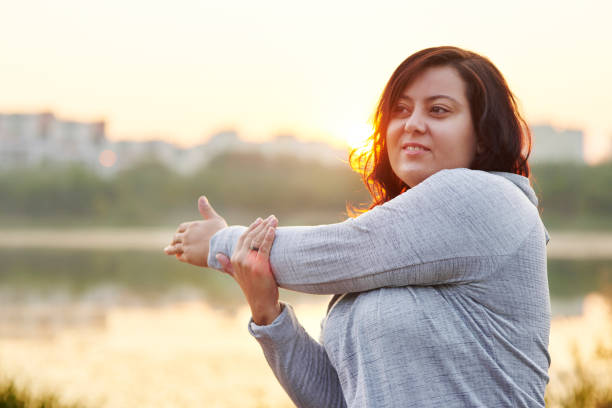 열심히 운동 하기 전에 워�밍업 하는 선수 - overweight women weight loss 뉴스 사진 이미지