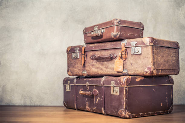 vintage vecchio classico valigie in pelle da viaggio intorno anni '40. concetto di bagaglio da viaggio. foto filtrata in stile instagram retrò - 1940s style foto e immagini stock