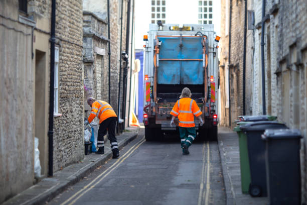 hommes de bin, collecteurs de déchets ou éboueurs, collecte des ordures ménagères et le recyclage dans le bourg de cirencester, dans les cotswolds - candid downtown district editorial horizontal photos et images de collection