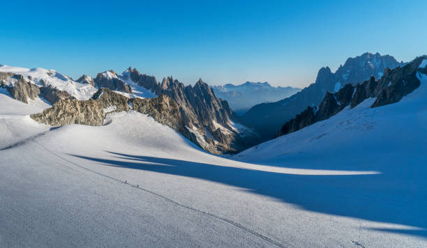 alpinistas num enorme glaciar. - courmayeur european alps mont blanc mountain - fotografias e filmes do acervo